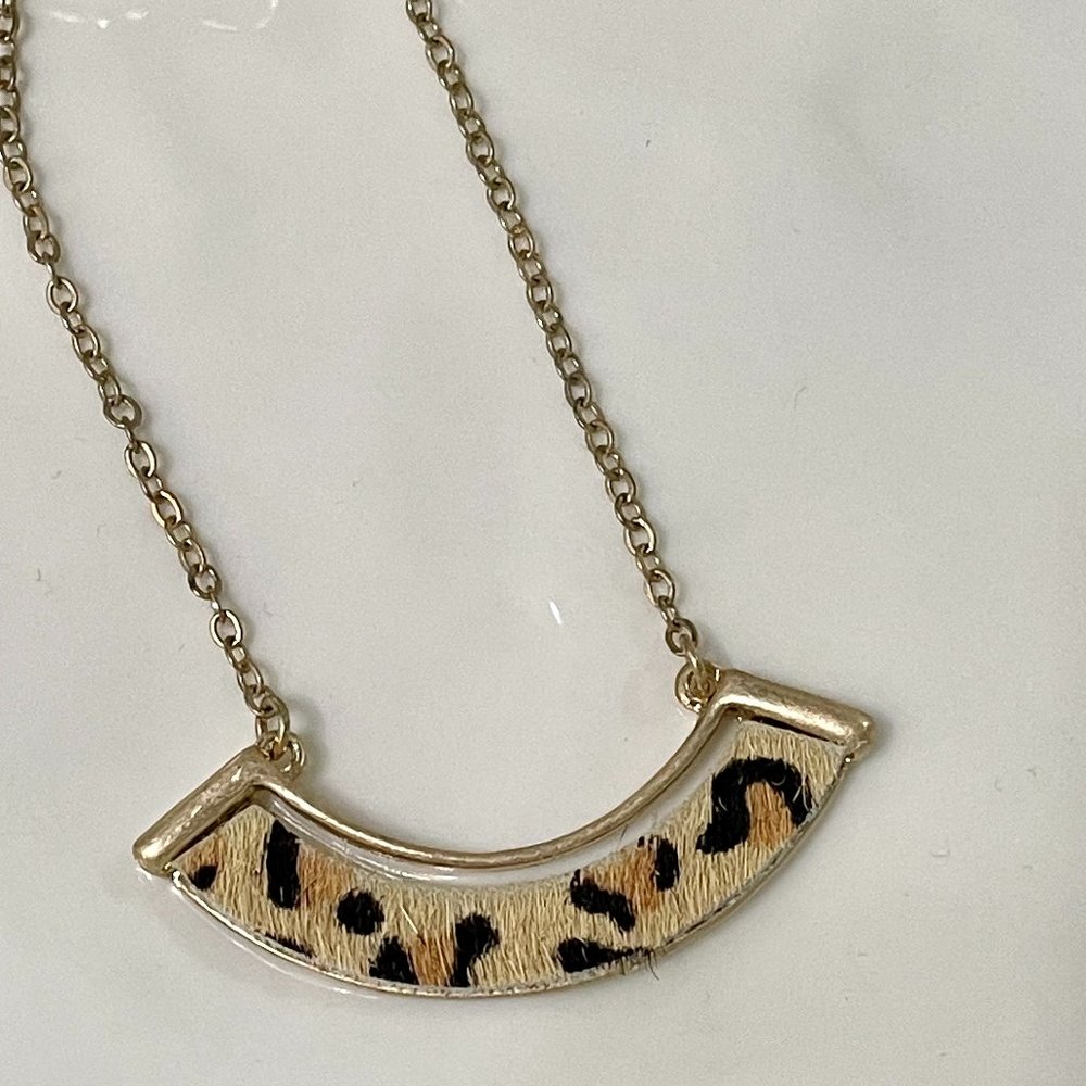 Leopard Curve Necklace